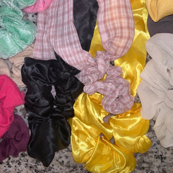 SCRUNCHIES ✨ - Picture 2 of 5